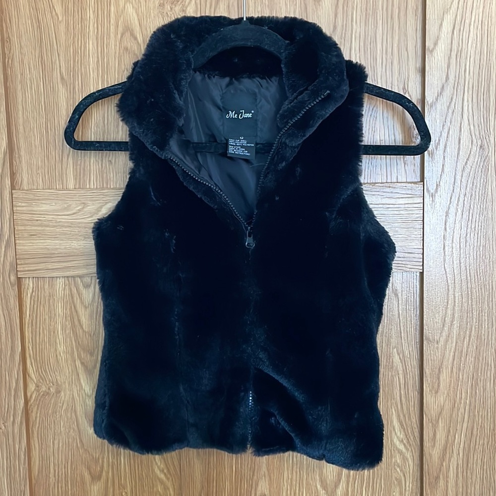Súper soft full zip vest! Polyester lining inside.